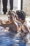 julia Roca erhält cumshot auf Haarige Fotze Nach Ficken in Pool bei Nacht