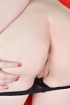 सुनहरे बालों वाली बेब कार्ली रायबरेली उजागर बड़ी प्राकृतिक स्तन और छेदा निपल्स
