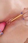 Petit seins Babe Capri anderson à l'aide de divers Sexe jouets sur chatte et l'anus