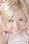 सुंदर यूरो सुनहरे बालों वाली Zazie skymm फिसल बंद जाँघिया करने के लिए हस्तमैथुन किशोरी योनी