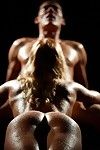 dominant nass weiblich guides gemeißelt Mann während Nacht Zeit Sex Sitzung