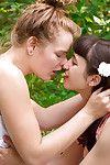 Kıllı lezbiyenler Lulu ve Yara kafa açık havada için tüm doğal sevişmek