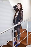 akrobatyczne model Emily Bloom Masturbuje się jej ogolone cipki w nagie Nogi