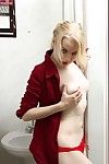 पहली टाइमर बेला लेई नाटकों के साथ उसके झोंके किशोरी चूत पर महिला में स्नानघर