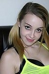 blonde Amateur Mädchen weiter Tür Alexia Gold in pigtails Modelle nud