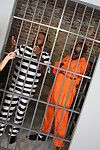 naughty Subil Boog neukt twee zwart dudes in Gevangenis cel