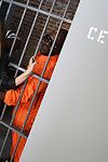 naughty Subil Boog neukt twee zwart dudes in Gevangenis cel