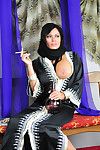 tetona oriental Bailarina Shay Lynn fumar y masturbándose Mientras la difusión de su swee