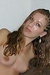 Amateur Mädchen Mit komisch suchen Augen Modellierung Nackt