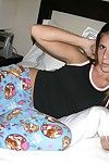 amateur sproeten gezicht tiener Strips uit van haar pyjama ' s