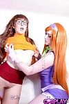 Daphne e Velma a partir de Scooby Doo lésbicas Cosplay com Harmonia re