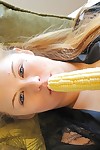 Blondynka dziwka nagie na świeżym powietrzu & masturbuje się z banan i kukurydza wpływ wstawić