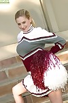 Cheerleader Anika ist demonstrieren Ihr pussy ohne weiß Höschen