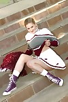 cheerleaderka Anika to demonstruje jej cipki bez biały majtki