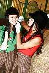 caldo lesbiche Lucia lee & Angelica giocare Con un dildo in il cavallo fienile