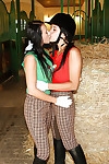 ร้อนแรง เลสเบี้ยน ลูซี่ ลี & Angelica การเล่น กับ เป็ dildo ใน คน ม้า โรงนา