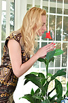 Blondynka houswife affina całuje pokazuje w różowy z jej cipa w czarny pończochy