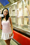 dunkel Behaarte teen Gwen bekommt in öffentliche Blinken auf U-Bahn Auto