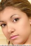 सुंदर युवा एमेच्योर Zoey स्ट्रिप्स नग्न करने के लिए प्रसार चूत होंठ के लिए closeup देखो
