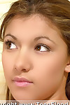 सुंदर युवा एमेच्योर Zoey स्ट्रिप्स नग्न करने के लिए प्रसार चूत होंठ के लिए closeup देखो