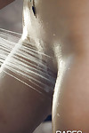 Dövmeli solo Model Yeşim Nil İzin su Çalıştırmak üzerinde Güzel göğüsleri içinde duş