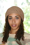Ebony amateur mi mi Allen draagt crocheted schedel cap terwijl poseren in De naakt