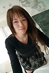 Aziatische tiener Kasumi minasawa uitkleden en verspreiding haar lagere lippen in Sluiten tot