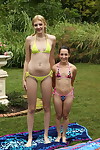 Kısa ve Uzun boylu lezbiyenler Kaldır bikini önce makaslama ve Fisting içinde yard