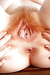 बालों वाली लाल बालों वाली परिपक्व एना मौली दिखा रहा है बंद उसके गीला जंगली योनी
