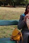 ouder Vrouw munches op een brood op Een outdoor Bank na het krijgen van Geneukt Harde