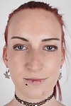 redhead met sproeten paja staat naakt tijdens haar naakt modellering Auditie
