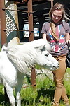 Bionda Amatoriale Con un Succosa Culo & figa ottiene scopata mentre visita un pony Azienda agricola