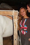 Blond amateur met een sappige kont & kut krijgt Geneukt terwijl bezoeken een pony boerderij