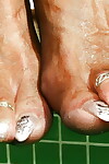 w wieku Wielka brytania Solo model lady Sara Pokazując off piercing cipki na zewnątrz