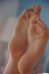 Flexible blonde Fille Zoey Monroe les diapositives Un gode en Son chauve twat dans pieds nus