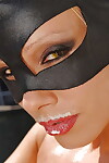 Verstommende pornstar in catwoman Outfit Voert een Melkweg strip Scene