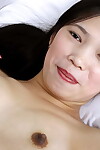 毛 アジア ティーン Diep ポージング 裸 月 彼女の ベッド - 広がる 彼女の 足