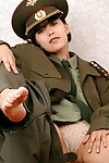 Coréen amateur elena décapage off militaire uniforme pour poser Nu
