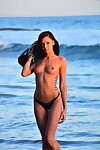solista Ragazza Con Nero capelli cast a parte Il suo bikini Top mentre a il Spiaggia
