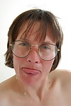 Nerdy एमेच्योर , में चश्मा सामान उसके गंदी मुंह के साथ एक काले चोंच
