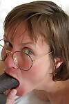 Nerd Amador milf no copos animais ela sujo boca com um preto o pica-pau