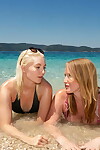 老年 和 年轻的 妇女 发现 的 乐趣 的 女同性恋 性爱 在 一个 海滩 旅行