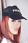 redheaded एकल लड़की Aylin हीरा struts में पुलिस वर्दी और मोज़ा