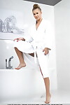 青少年 模型 凯西 单 关闭 她的 浴袍 之前 一个 裸体的 独奏 拍摄 在 一个 浴缸