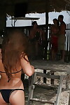 cool Babe Zafira posando en Bikini y masturbándose en el Playa