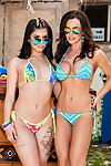Bikini bekleed Schoonheid Gina Valentina & LISA ANN stapel ezels tijdens een triootje