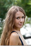 chudy nastolatek model Lina Diament usuwa spodenki w postawa nagie na piknik Tabela