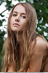 sıska teen Model Lina Elmas kaldırır şort için poz Çıplak Üzerinde piknik tablo