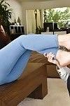 euro pornstar Valentina Nappi xoa Chân trên man\'s mặt trước Đưa chân