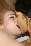 Biseksüel amatör Aaliyah ve Jennifer al yüz bakımı içinde bir gangban